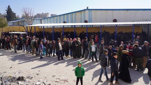 En Alepo, la población en fila para recibir la ayuda del Programa Mundial de Alimentos.