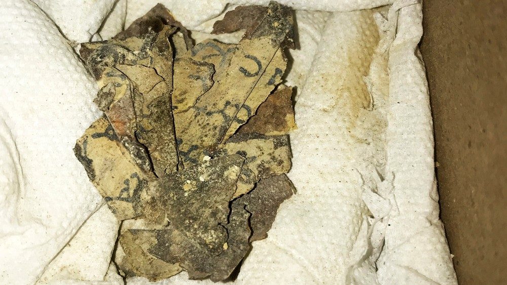 Fragment från skriftrullar rörande Gamla testamentet hittade i grotta i Juda öken