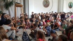 Misión salesiana en Lituania: un sacerdote enseña a los niños los fundamentos de la fe