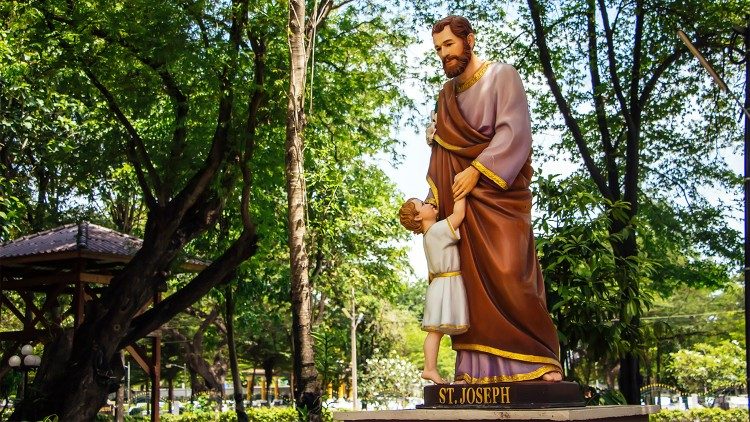 Pomnik św. Józefa z Dzieciątkiem Jezus w Ajutthaji w Tajlandii