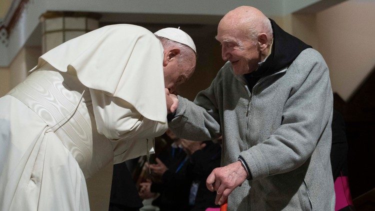 Le Pape Françis salue le frère Jean-Pierre Schumacher, le dernier survivant de Tibhirine, le 31 mars 2019 au Maroc.