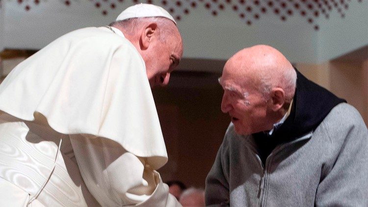 Paavi Franciscus tervehtii veli Jean-Pierreä vuonna 2019