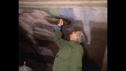 Gianluigi Colalucci w czasie renowacji fresków w Kaplicy Sykstyńskiej