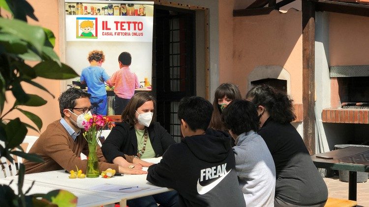 Fëmijët dhe edukatorët e Shtëpisë-familje "Il tetto (Catia)", ndërsa diskutojnë pë vizatimet e Udhës së Kryqit 2021