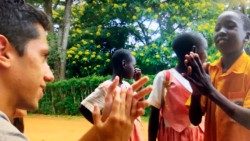 Un catéchiste engagé avec des enfants en Ouganda. 
