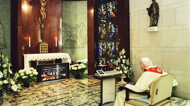 Juan Pablo II sigue el Vía Crucis desde la capilla en el Palacio Apostólico el 25 de marzo 2005