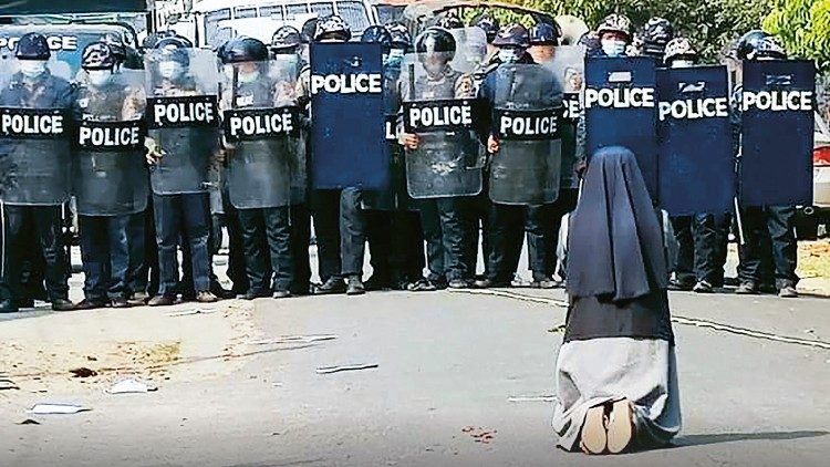 Fotografija s. Anne Rose, ki kleči pred policisti in vojaki, je obkrožila svet in opozorila na situacijo v Mjanmaru