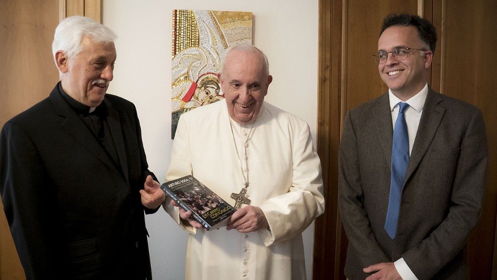 P. Arturo Sosa s novinárom Daríom Menorom predstavili novú knihu pápežovi Františkovi