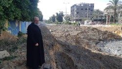 Pater Gabriel Romanelli in Gaza nach einem Bombenangriff - Aufnahme vom 12. Mai 2021