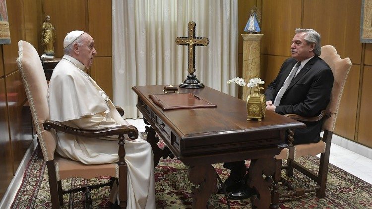 13 maj 2021 tog påven Franciskus emot Argentinas president Alberto Fernández  i Vatikanen