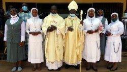 Les religieuses membres de Sister’s of sacred Mission of Christ et Mgr Célestin-Marie Gaoua, évêque de Sokodé/Togo
