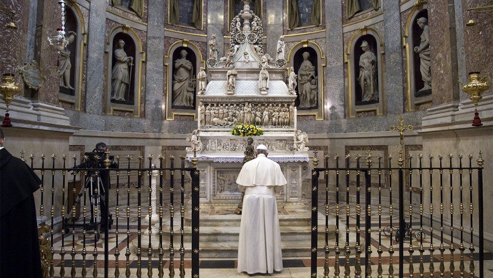 El Papa en oración en la tumba de Santo Domingo en Bolonia - 01 de octubre de 2017