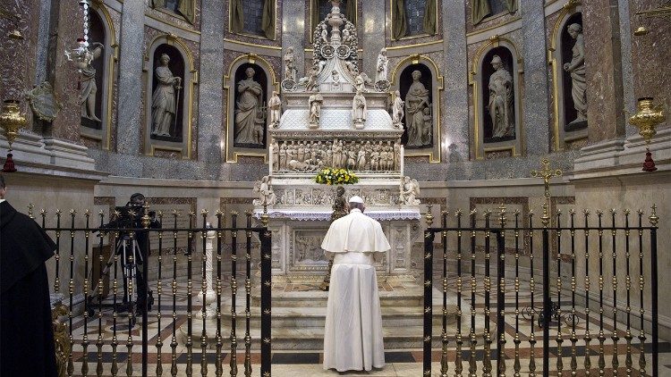 Ferenc pápa Szent Domonkos sírja előtt 2017. október 1-én a bolognai bazilikában  