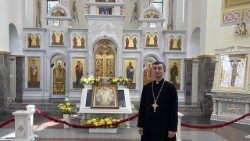 El Padre Ivan Sichkaryk, en el Santuario greco-católico de Zarvanytsia, Ucrania. 