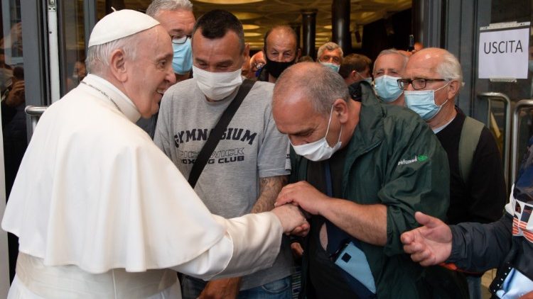 Papa Francisc vorbind cu un grup de oameni fără adăpost și refugiați în seara de 24 mai 2021