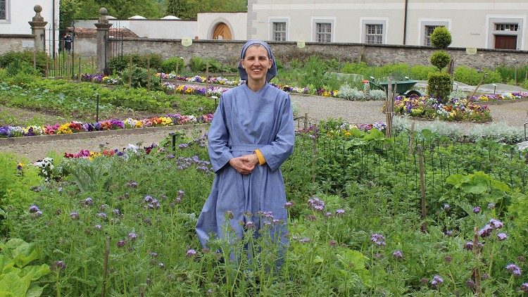 La novicia Judith Samson en el jardín "Laudato sì" del monasterio de Fahr