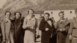 Photo d'archive - sur la gauche, les trois jeunes amies, futures martyres. 
