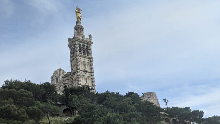 Đền thánh "Đức Mẹ canh giữ" ở Marseille