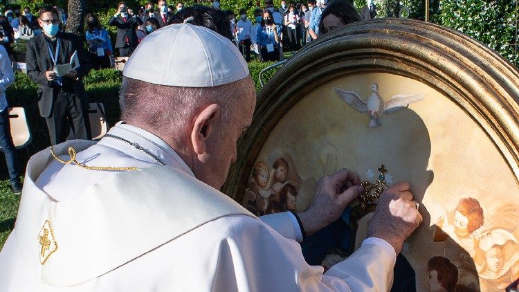 Paven: Vi betror freden i Europa og i verden til Maria 