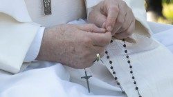 Påven ber rosenkransen i Vatikanträdgårdarna 2021