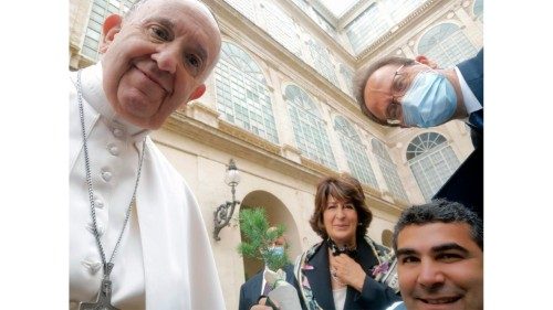 Ein Selfie von UNO-Klimabotschafter Michael Haddad mit Papst Franziskus 
