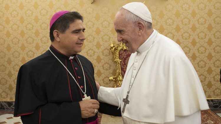 Le Pape François et Mgr Francisco Escalante Molina, nouveau nonce apostolique à Tokyo. 