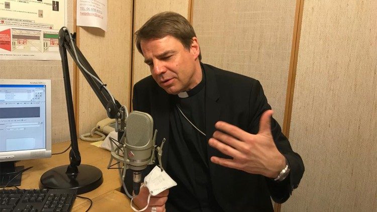 Archivbild: Bischof Stefan Oster im Studio von Radio Vatikan im Juni 2021