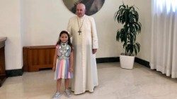 A pequena Noemi Staiano quando encontrou o Papa na Santa Marta
