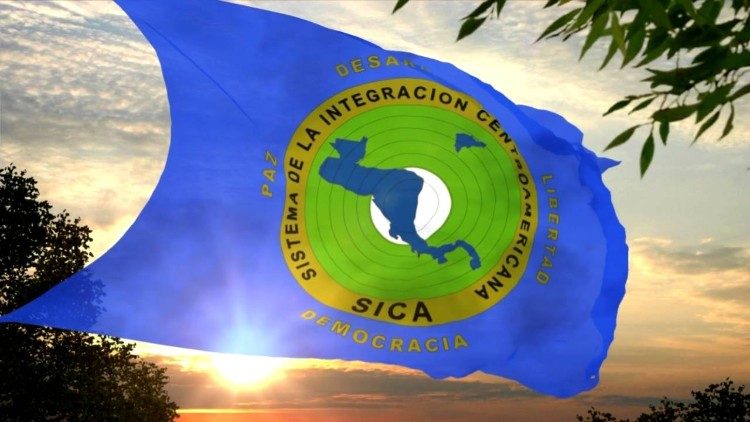 மத்திய அமெரிக்க ஒருங்கிணைப்பு அமைப்பின் (SICA) இலச்சனை பொறித்த கொடி