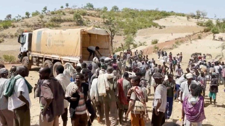 People displaced by conflict in Ethiopia receive basic humanitarian aid