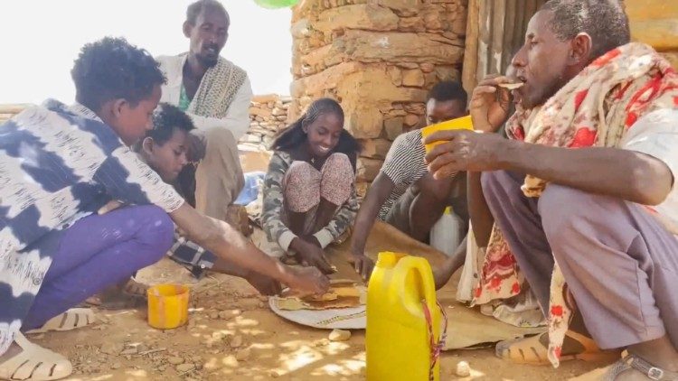 Bữa ăn chung của người dân Tigray, Ethiopia sau khi nhận lương thực của WFP