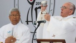 O novo cardeal Lazarus You Heung-sik com o Papa - VI Jornada da Juventude Asiática (2014)