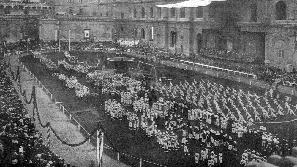 Záber z medzinárodnej športovej súťaže vo Vatikáne za účasti hendikepovaných športovcov v roku 1908