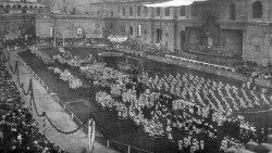 Primera página de L'Osservatore Romano del 29 de septiembre de 1908 dedicada al "concurso gimnástico organizado en el Vaticano en la audiencia del Papa Pío X con los gimnastas