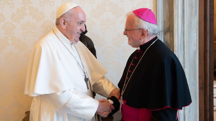 Pápež František s Mons. Aldom Giordanom pri audiencii 17. júna 2021