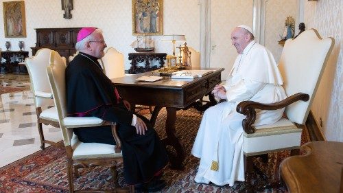 O Papa Francisco e dom Aldo Giordano durante a audiência de 17 de junho de 2021, no Vaticano