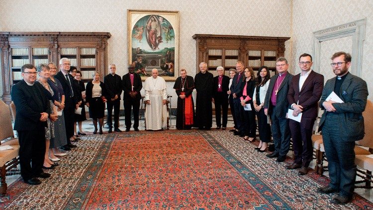 Papež František s delegací Světového luterského svazu v čele s novým předsedou arcibiskupem Pantim Filibusem Musou 