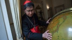 Le cardinal Tagle, préfet de la Congrégation pour l'Évangélisation des Peuples, devant un globe terrestre.