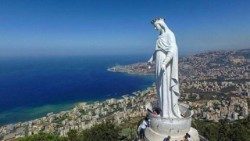 Vista panorâmica de Harissa e imagem Nossa Senhora do Líbano