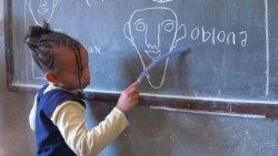 Bambina etiope a scuola
