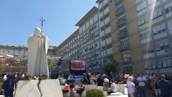 Statuia Sfântului Ioan Paul al II-lea din curtea interioară a Spitalului ”A. Gemelli” din Roma