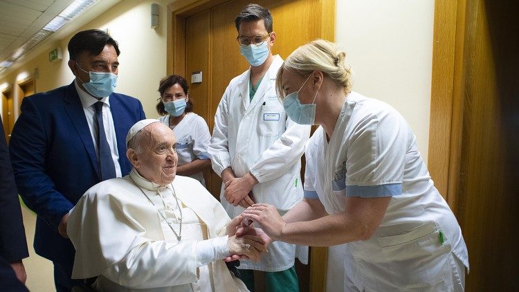 Papst Franziskus nach seinem Angelus-Gebet vom 11. Juli 2021, das er aus der Gemelli-Klinik hielt