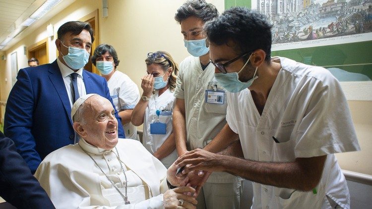 Le Pape salue le personnel soignant durant son hospitalisation au Gemelli, le 11 juillet 2021.