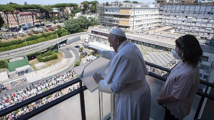 教宗7月11日在羅馬傑梅利綜合醫院十樓陽臺主持《三鐘經》祈禱活動