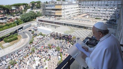 Anjel Pána z balkóna nemocnice Gemelli: Pomazanie blízkosťou a nehou