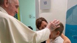 El Papa Francisco saluda a uno de los pequeños pacientes de la sala de oncología pediátrica del Hospital Gemelli