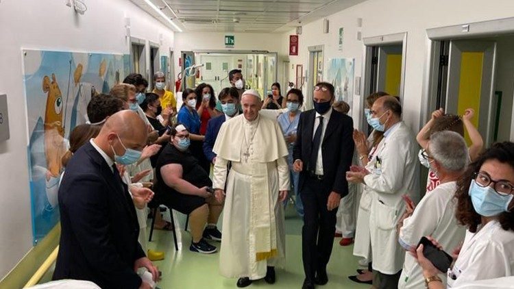 Påven på barncanceravdelning på sjukhuset Gemelli
