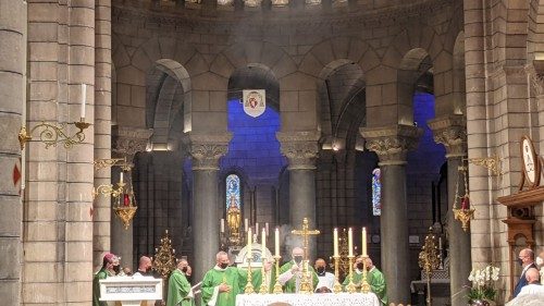 Cardenal Parolin celebrando la Misa en la Catedral de Mónaco.
