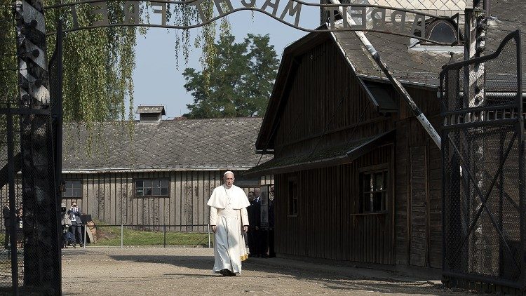 Папа Франциск по време на визтата си в Аушвиц