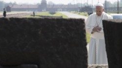 Папа Франциск під час відвідування меморіалу на місці колишнього концтабору Аушвіц